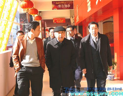 楊東輝來疊石橋家紡城參觀獲獎床品