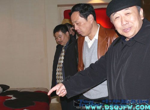 楊東輝來疊石橋家紡城參觀獲獎床品