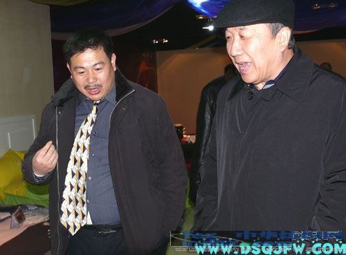 楊東輝來疊石橋家紡城參觀獲獎床品