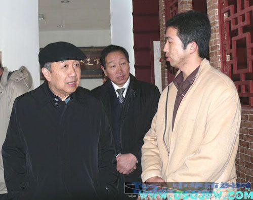 楊東輝來疊石橋家紡城參觀獲獎床品