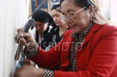 火焰山下織毯獻禮奧運會