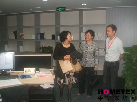 羽絨工業(yè)協(xié)會(huì)秘書長(zhǎng)蒞臨艾萊依參觀指導(dǎo)