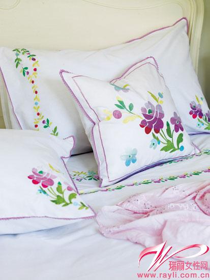 珍珠白復古床具映襯明媚臥室氛圍