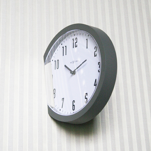 1 另類的創意插在墻里的時鐘