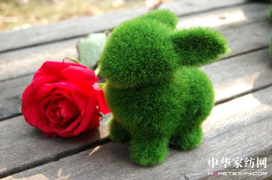 人造草綠色小動物裝點(diǎn)清涼家