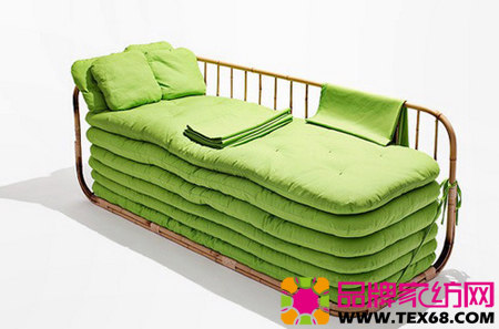 用床墊墊起來的個性布藝沙發(fā)