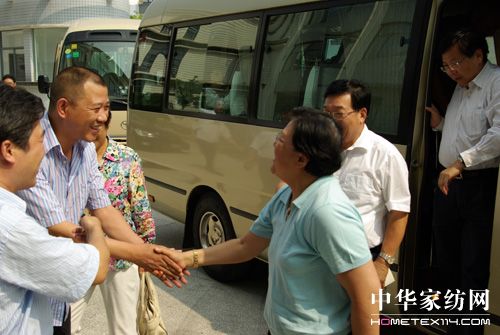 范徐麗泰一行視察藍絲羽家紡