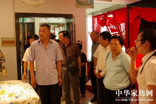 范徐麗泰一行視察藍絲羽家紡