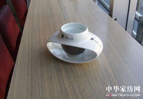 創意咖啡杯讓杯碟融為一體