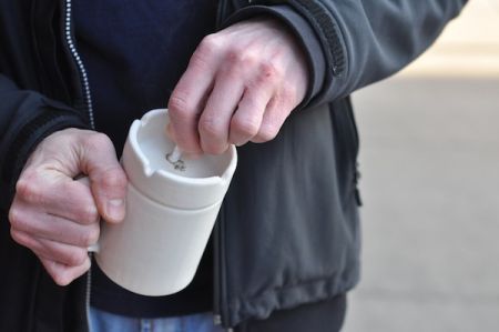 帶煙灰缸的咖啡杯