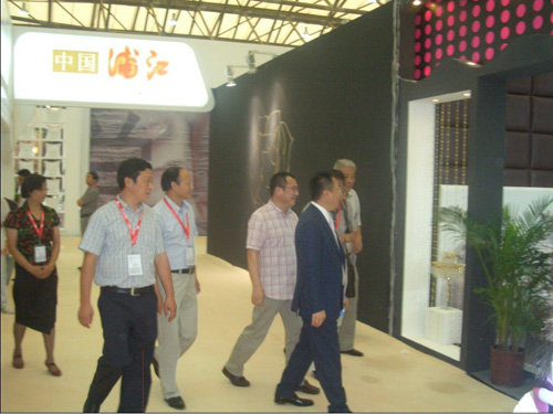 楊兆華蒞臨66°浪漫家紡展位