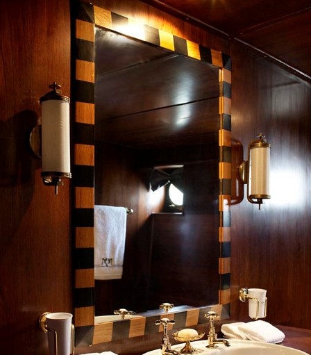 神秘浴室鏡開啟復古神游