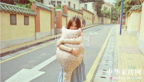 抽象貓抱枕打造舒適家居生活