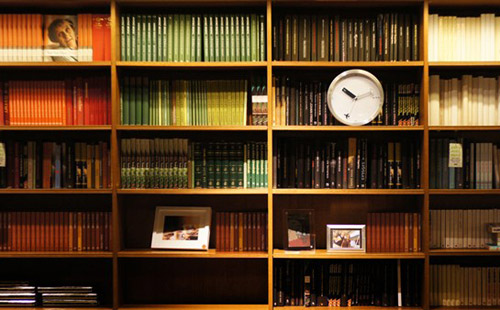 創(chuàng)意時鐘邁向幸福的徒步者