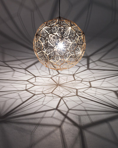 個(gè)性十足的鏤空吊燈點(diǎn)亮夜空