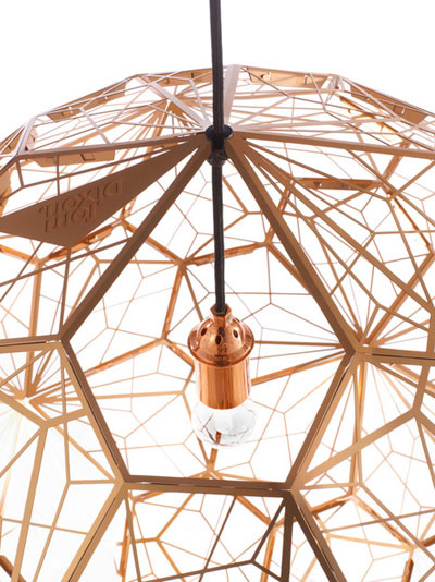 個(gè)性十足的鏤空吊燈點(diǎn)亮夜空