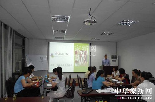 貝多絲開展導購員知識專業(yè)培訓