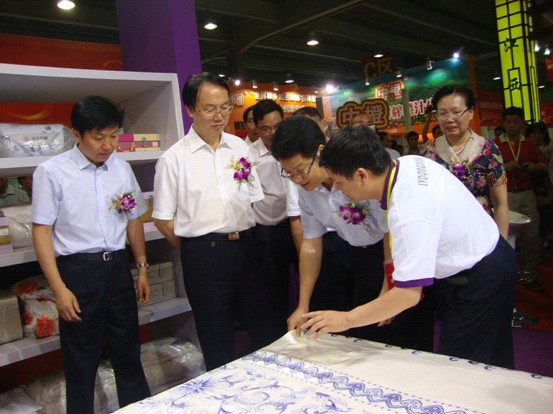 江西廣東兩副省長(zhǎng)參觀綠冬絲科產(chǎn)品