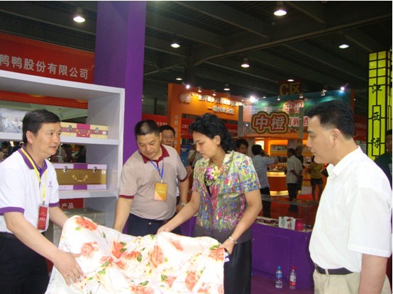 江西廣東兩副省長(zhǎng)參觀綠冬絲科產(chǎn)品