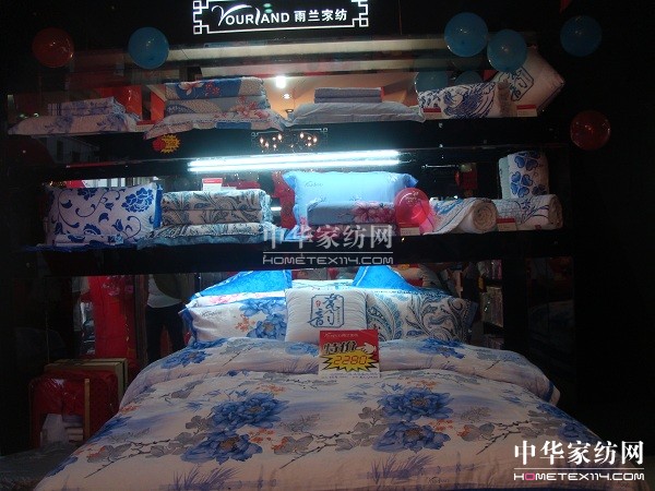 雨蘭家紡雷波店與當?shù)匕傩展蚕肀⑾? src="http://m.glenfont.com/Upload/201207/12/201271211169314.jpg" border=0></P>
<P align=center><img alt=