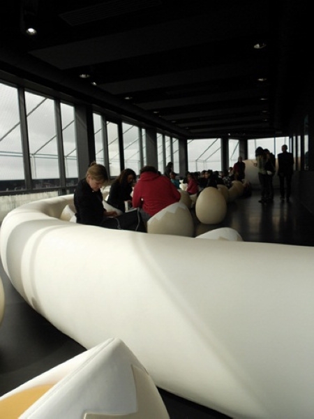 獨特鳥蛋座椅法國南特市鳥巢酒吧