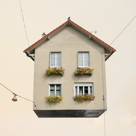 另眼看家居會飛的超現實主義房子