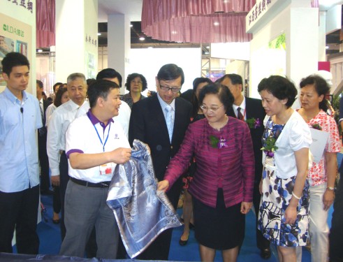 綠冬絲科在2012中國國際絲博會上亮點頻現