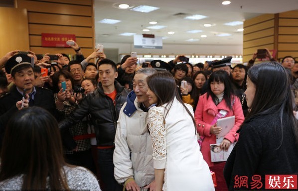 伊能靜新書簽售會熱擁爺爺粉絲