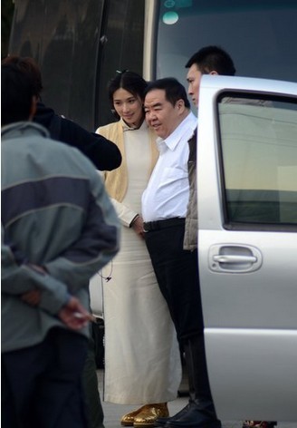 林志玲片場(chǎng)與鄭則仕握手鞠躬