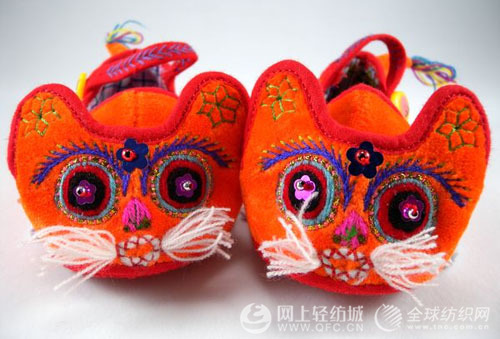 母愛誘發(fā)大學(xué)生賣虎頭鞋 年收50萬