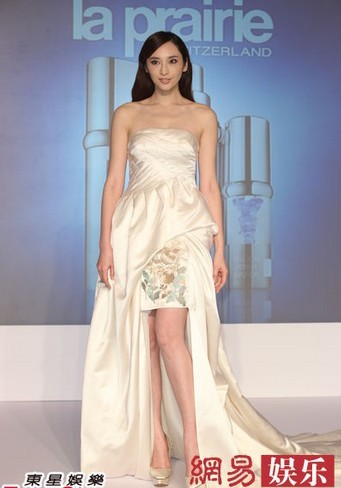 吳佩慈著抹胸長(zhǎng)裙出席活動(dòng)