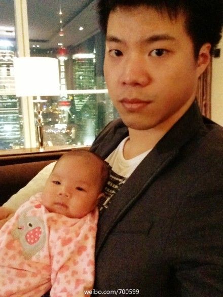 黃奕老公懷抱女兒 為其取名