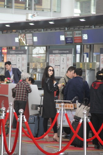 董璇現身機場 疑赴橫店探望高云翔