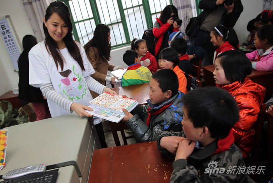 伊能靜投身公益帶領孩子們讀書