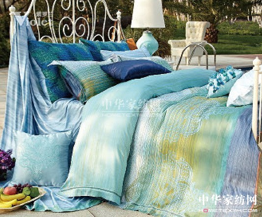 輕柔細雨滋潤紫羅蘭萬物花開