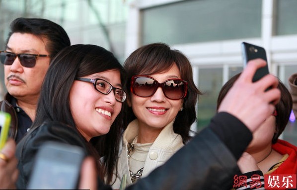 趙雅芝與老公牽手現身機場