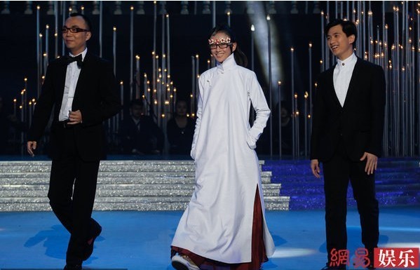 楊麗萍中式褂袍配花邊框鏡現(xiàn)身