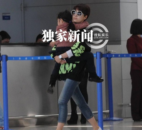 馬伊琍舉家出游現身機場不見文章