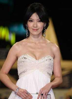 明星瘦臉學(xué)劉嘉玲用冰毛巾敷臉