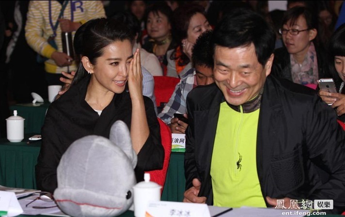濮存昕出席活動(dòng)與李冰冰熱聊
