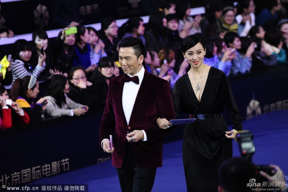 翁虹亮相閉幕式藍毯 低胸禮服高貴