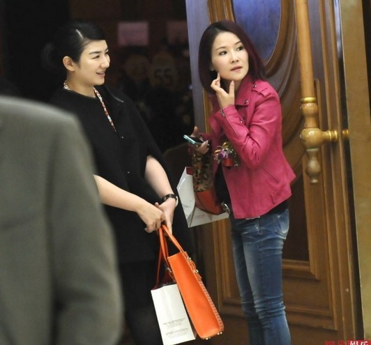 黃奕現身酒店露大象腿