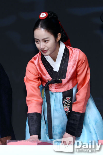 韓星金泰熙穿韓服端莊亮相展手繪技藝