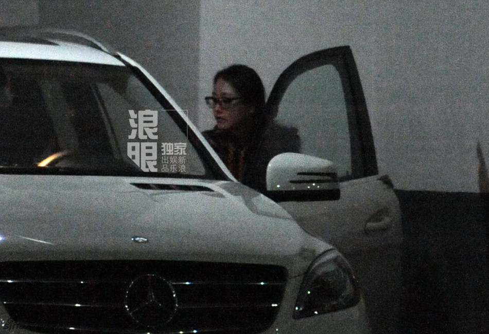 周海媚素顏亮相開車外出買藥