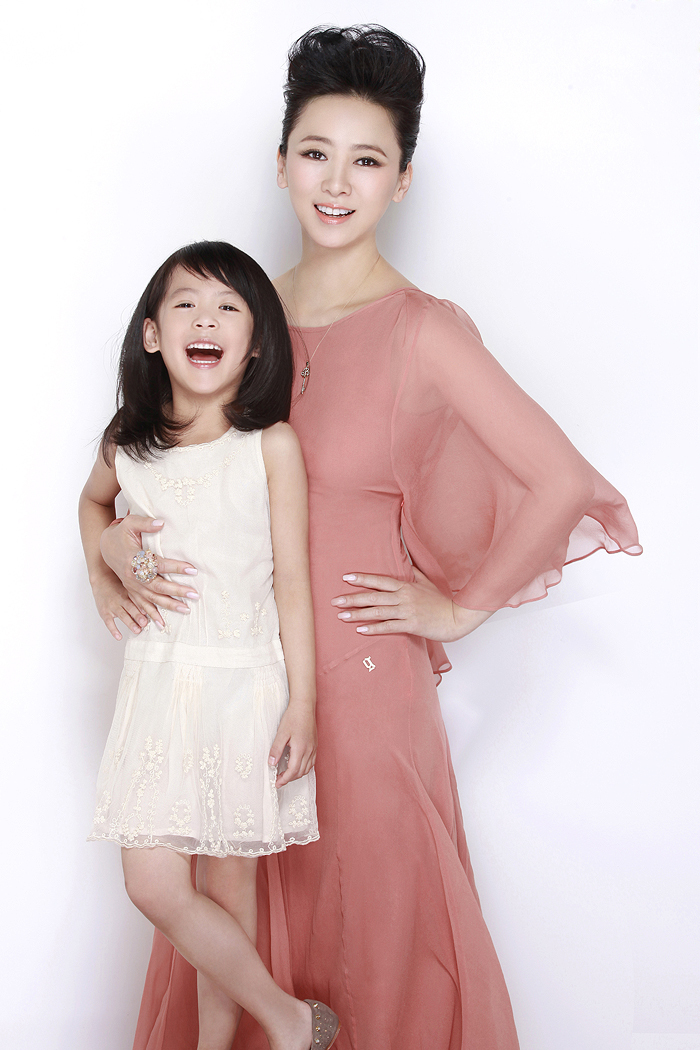 翁虹攜女登封面分享辣媽經(jīng)