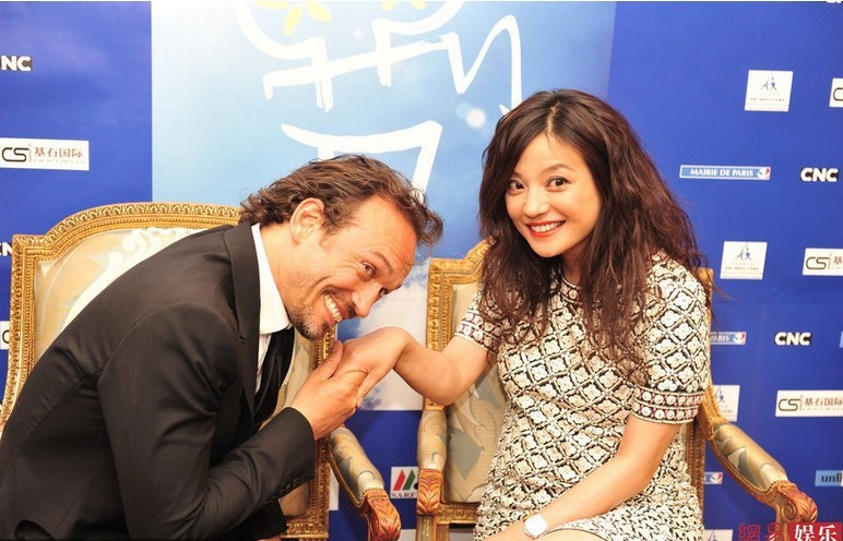 趙薇亮相巴黎 獲法國男演員吻手