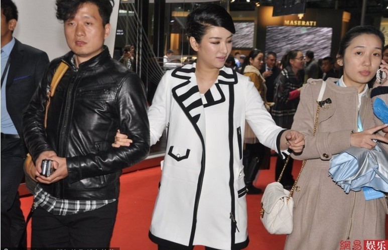 黃奕獲助理扶持撐傘細心照顧