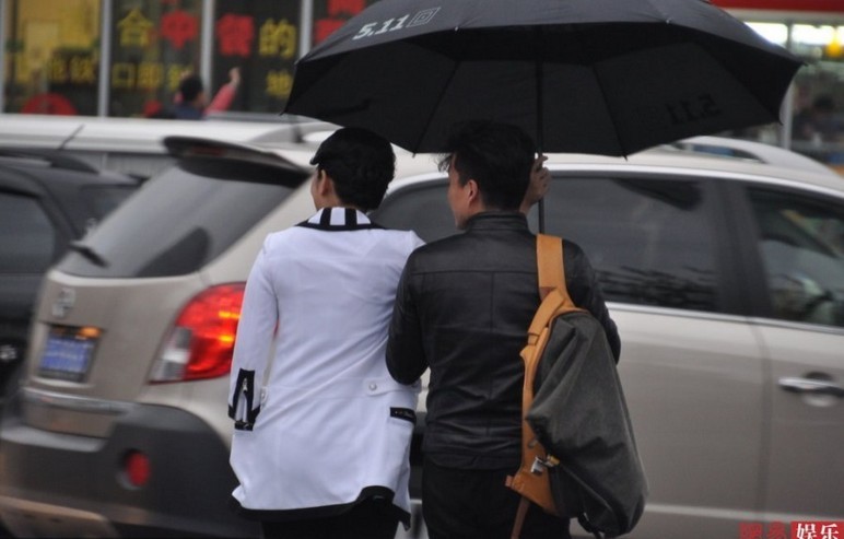 黃奕獲助理扶持撐傘細(xì)心照顧