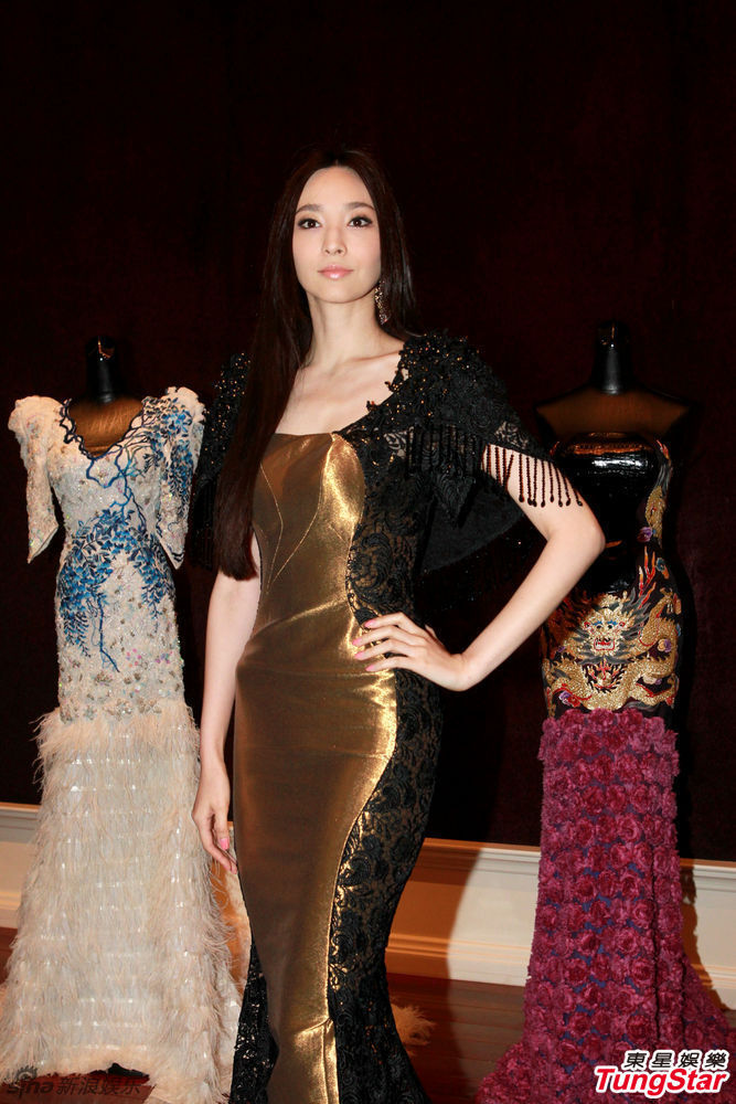 吳佩慈金色黑紗長裙亮相 身段優美
