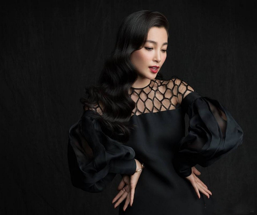 李冰冰卷發(fā)登封面優(yōu)雅詮釋東方美